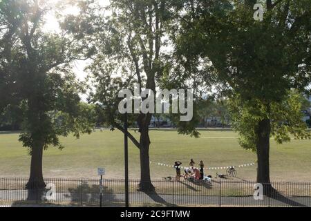 Eine Geburtstagsfeier findet während der Coronavirus-Pandemie im Ruskin Park im Londoner Stadtteil Lambeth am 29. Juli 2020 in London, England, statt. Stockfoto