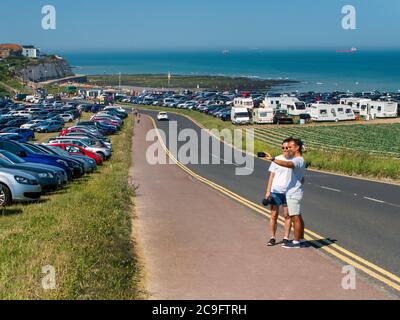 Joss Bay in der Nähe von Broadstairs Thanet Kent. Volle Parkplätze am Strand. Stockfoto