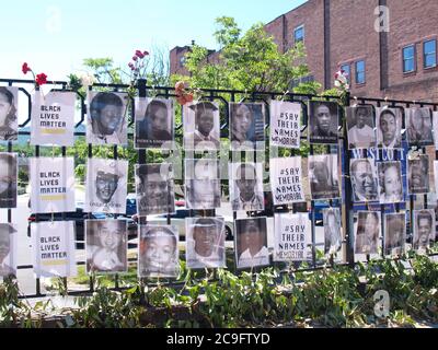 Oneonta, NY / USA - 31. Juli 2020: Die Ausstellung von Fotos und Namen schwarzer Opfer weißer Täter umfasst das BLM-Denkmal "Say Their Names" Stockfoto