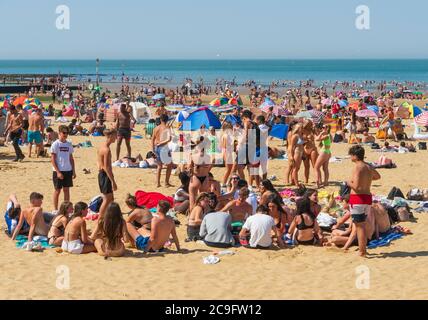 Margate Hauptstrand an sehr heißen Tagen, Urlauber genießen den Aufenthalt nach der Absperrung. Stockfoto