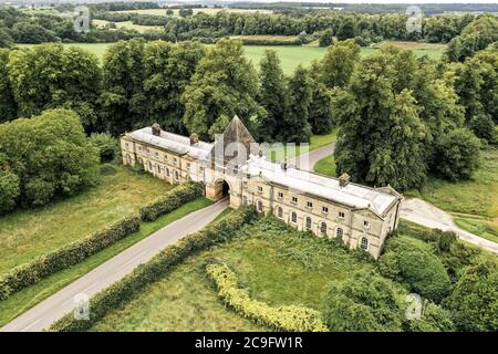 CASTLE HOWARD, YORK, GROSSBRITANNIEN - JUKY 9, 2020. Eine Luftaufnahme des Pyramid Gatehouse, das den Eingang zum Castle Howard in Yorkshire, Großbritannien überspannt Stockfoto