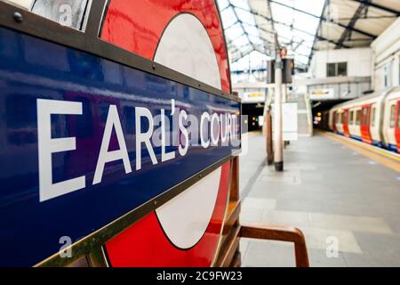 LONDON - Earls Court Station Bahnsteig, A District und Piccadilly Line London U-Bahn-Station im Südwesten Londons Stockfoto