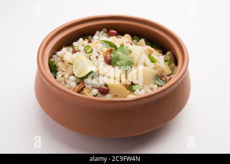 Sabudana khichdi / Khichadi ist ein indisches Fastenrezept oder Vrat Essen während navratri, Ekadashi oder ganesh chaturthi konsumiert Stockfoto