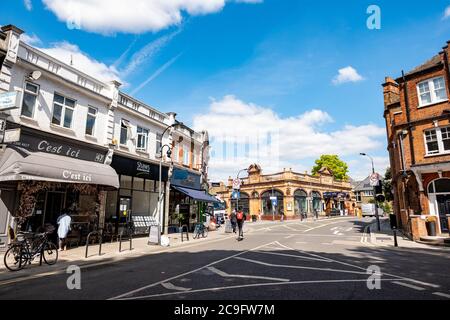 London - Juli 2020: Barons Court London U-Bahn Station in Hammersmith / Kensington Viertel von West London Stockfoto