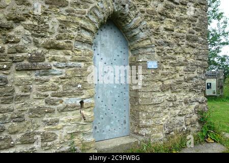 Metalleingangstür zu Flunders Folly, Callow Hill, in der Nähe von Craven Arms, Shropshire, England, Großbritannien Stockfoto