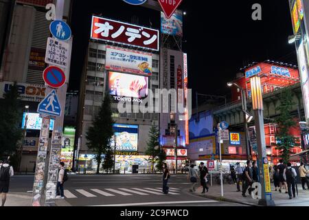 Akihabara, Japan- 29. Juli 2020: In Akihabara werden nachts die Lichter des Gebäudes eingeschaltet. Stockfoto