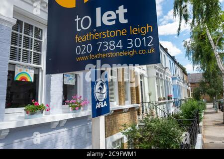 LONDON- JULI 2020: Featherstone Leigh Immobilienagentur 'to Let' Schild an der Straße der Häuser in Kensington Stockfoto