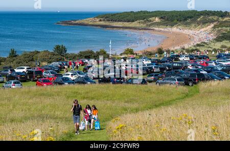 Gullane, East Lothian, Schottland, Großbritannien, 31. Juli 2020. UK Wetter: Überfüllte Strände an einem sehr heißen Sommertag.. Der Strand von Gullane ist voller Menschen und der Parkplatz ist voller Autos Stockfoto