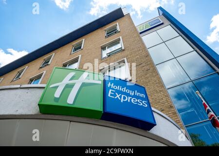 LONDON - JULI 2020: Holiday Inn Express in West London, eine Hotelkette der Intercontinental Hotels Group Stockfoto