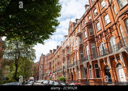 London, Juli 2020: Grand Townhouses in Kensington Stockfoto