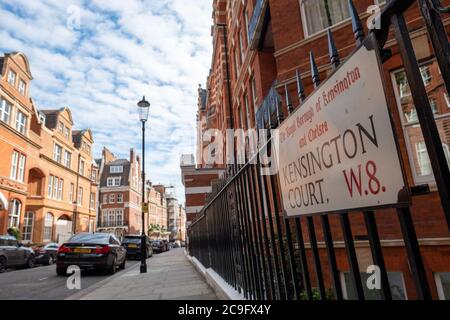 London, Juli, 2020: Wohnstraße von schönen roten Backstein Reihenhäuser London Stadthäuser in Kensington Court, West London Stockfoto