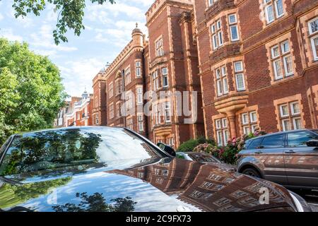 London, Juli, 2020: Wohnstraße von schönen roten Backstein Reihenhäuser London Stadthäuser in Kensington Court, West London Stockfoto