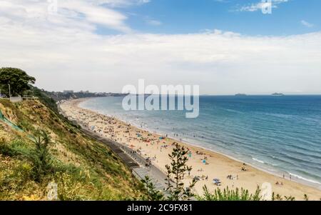 Poole, Großbritannien. Juli 2020. Bournemouth, Großbritannien. Freitag, 31. Juli 2020. Bournemouth Strand ist voll mit Menschen schwimmen im Meer als ein Wochenende mit heißem Wetter geht. Kredit: Thomas Faull/Alamy Live Nachrichten Stockfoto