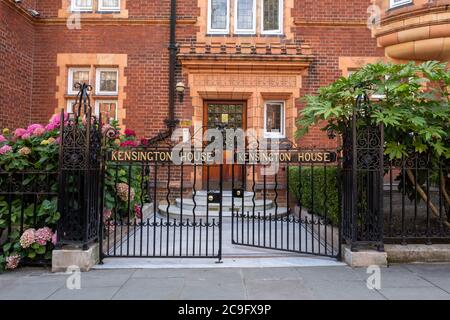 London - Juli 2020: Kensington House, ein typischer Block mit attraktiven roten Backsteinwohnungen im Westen Londons Stockfoto