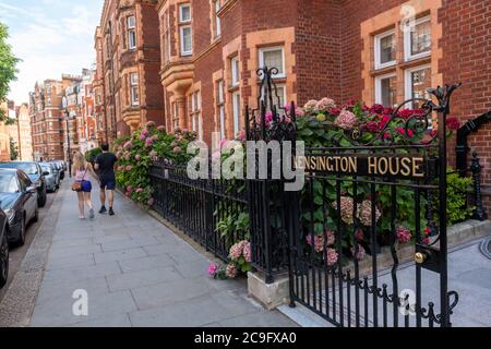 London - Juli 2020: Kensington House, ein typischer Block mit attraktiven roten Backsteinwohnungen im Westen Londons Stockfoto