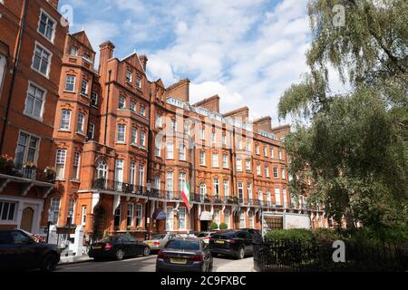 London, Juli, 2020: Wohnstraße von schönen roten Backstein Reihenhäuser London Stadthäuser in Kensington Court, West London Stockfoto