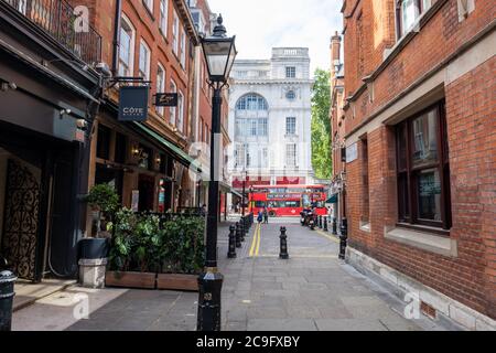 London - Juli 2020: Kensington Court, eine kleine sids Straße mit Restaurants / Geschäften in der Kensington High Street in West London Stockfoto