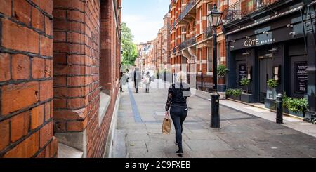 London - Juli 2020: Kensington Court, eine kleine sids Straße mit Restaurants / Geschäften in der Kensington High Street in West London Stockfoto