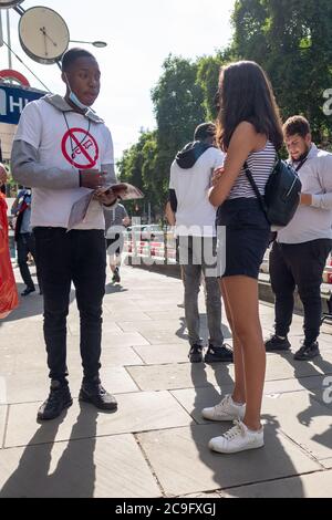 London - Juli 2020: Lebt nicht Messer Charity Canvaser auf Kensington High Street - ein Jugendlicher geführt Anti Messer Kriminalität Wohltätigkeitsorganisation Stockfoto