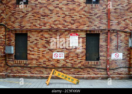 Seoul, Korea – die gebrochene gelbe „Safety First“-Barrikade hinter dem Hotel in Itaewon, wo sich während des Halloween-Festivals 2022 ein Menschengedränge ereignete. Stockfoto