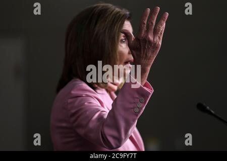 Washington, USA. Juli 2020. Die Sprecherin des Hauses Nancy Pelosi spricht während einer Pressekonferenz auf dem Capitol Hill am 31. Juli 2020 in Washington, DC. (Foto von Oliver Contreras/SIPA USA) Quelle: SIPA USA/Alamy Live News Stockfoto
