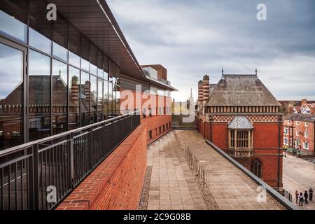 Blick auf das Swan Theatre vom Dach des Royal Shakespeare Theatre in Stratford-on-Avon mit der Holy Trinity Church in der Ferne, England Stockfoto