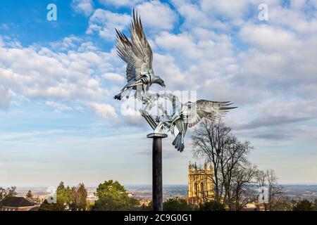 Die Malvern Bussarde Metall Skulptur im Rosengarten in Great Malvern, Worcestershire, England Stockfoto