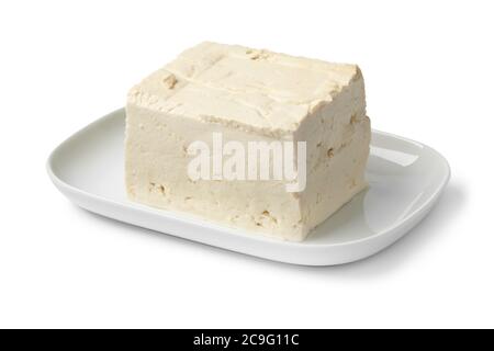 Stück frische weiße Seide Tofu in einer weißen Schale Nahaufnahme isoliert auf weißem Hintergrund Stockfoto