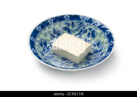 Stück frische weiße Seide Tofu in einer japanischen Schüssel Nahaufnahme mit Wasser isoliert auf weißem Hintergrund Stockfoto