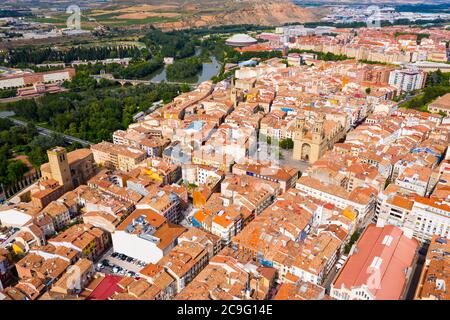 Blick vom Dröhnen der Wohngebiete von spanischen Stadt Logrono und der Römisch-katholischen Kirche Santa Maria Stockfoto