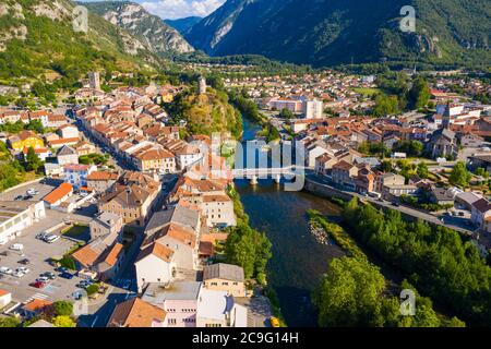 Panorama-Luftaufnahme der Gemeinde Tarascon-sur-Ariege von Pyrenäen an sonnigen Sommertagen umgeben, Frankreich Stockfoto