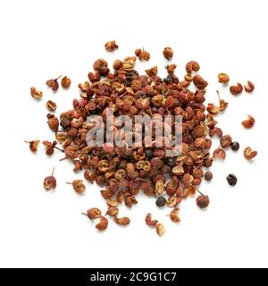 Haufen getrockneter Sichuan-Pfeffer-Samen auf weißem Hintergrund isoliert Stockfoto