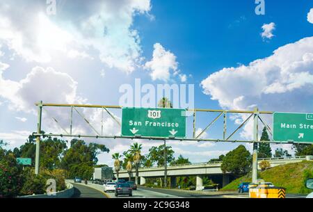 Verkehr auf der Autobahn 101 in Richtung Norden in Los Angeles. Südkalifornien, USA Stockfoto