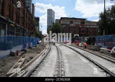 Tram Tracks entlang Broad Street zu fünf Wege in Birmingham City Centre England Großbritannien gelegt Stockfoto