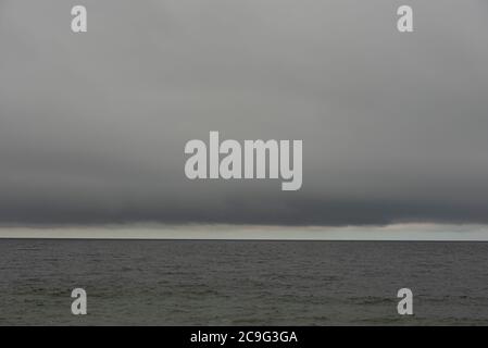 Schwere Wolken über rauem Wasser vor dem Nordufer des Lake Superior. Stockfoto