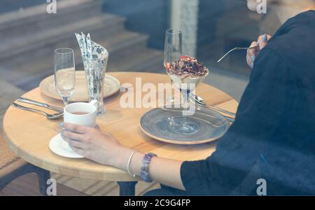 Frau essen Schokolade Eis mit Kaffee Stockfoto