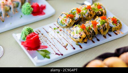 Sushi-Rolle mit Lachs, Aal, Thunfisch, Avocado, Royal Garnelen, Frischkäse Philadelphia, Kaviar Tobica, chuka. Sushi-Menü. Japanisches Essen. Stockfoto