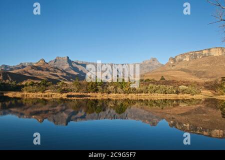 Szenische Reflexionen in einem Drakensberger See 11055 Stockfoto