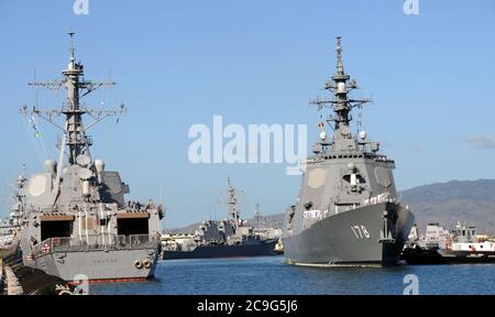 Japan Maritime Self Defense Force Lenkraketen Zerstörer JS Ashigara (DDG 178) und USS Chafee (DDG 90). Stockfoto