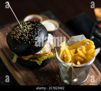 Schwarzbrot Burger mit Pommes Frites Kartoffeln, Ketchup Stockfoto