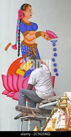 Beawar, Indien. Juli 2020. Künstler malen ein Wandbild auf Hindu Jain Tempel in Beawar. (Foto von Sumit Saraswat/Pacific Press) Quelle: Pacific Press Media Production Corp./Alamy Live News Stockfoto