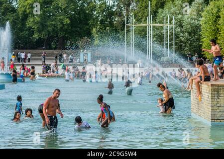 London, Großbritannien. Juli 2020. Der bisher heißeste Tag des Jahres führt Familien dazu, in Zierteichen im Battersea Park zu schwimmen, um sich abzukühlen. Die Pools haben klare Warnschilder, die Gefahr sagen und nicht ins Wasser gehen. Die Lockerung des Coronavirus-Ausbruchs (Covid 19) in London dauert an. Kredit: Guy Bell/Alamy Live Nachrichten Stockfoto