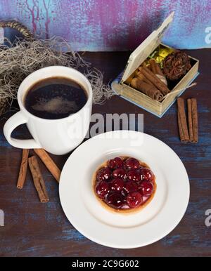 Rote leckere Tortenscheibe mit schwarzem Kaffee Stockfoto