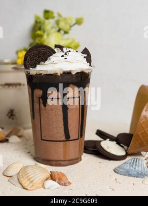 Kaltes Schokoladengetränk in Plastikbecher aus nächster Nähe Stockfoto
