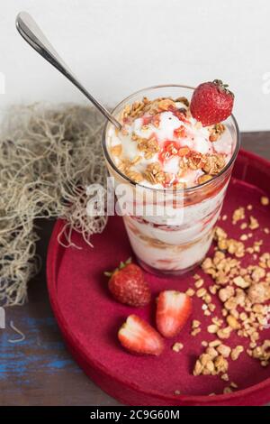 Leckeres Eis, Kuchen mit Erdbeere aus nächster Nähe Stockfoto