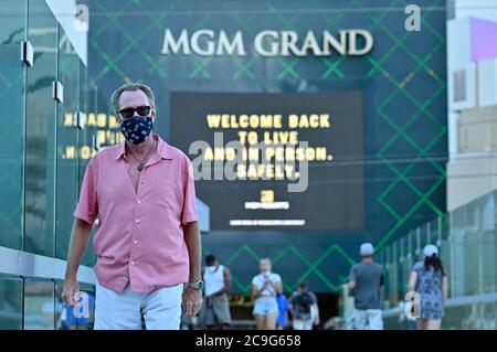 Las Vegas, Nevada, USA. Juli 2020. Die Menschen tragen Gesichtsbezüge, wenn sie am 30. Juli 2020 in Las Vegas, Nevada, auf dem Las Vegas Strip in der Nähe des MGM Grand Hotel-Casinos spazieren. Der Staat hat ein obligatorisches Gesicht, das die Politik für jeden in jedem öffentlichen Raum abdeckt. Quelle: David Becker/ZUMA Wire/Alamy Live News Stockfoto