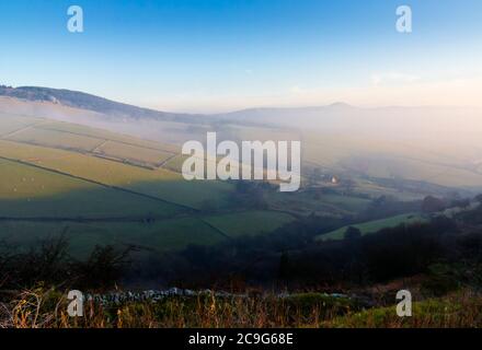 Neblige Sicht auf die Landschaft in der Nähe von TEGG's Nase in der Nähe von Macclesfield am westlichen Rand des Peak District in Cheshire England Stockfoto