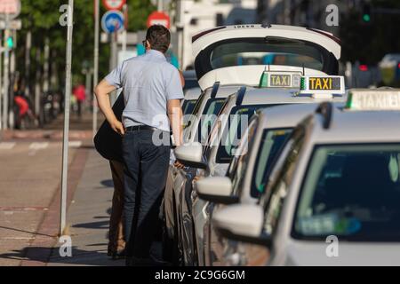 Madrid, Spanien - 19. Mai 2020: Taxis des privaten öffentlichen Taxi-Service der Stadt Madrid, in Betrieb, an der O'Donnell Straße, im zentralen Bezirk Stockfoto