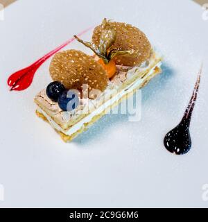 Ein Stück Schokoladenkuchen mit Minze auf dem Tisch, Nahaufnahme Stockfoto