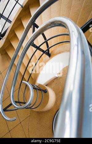 Wendeltreppe im De La Warr Pavillon ein Art déco-Gebäude in Bexhill on Sea, East Sussex, entworfen von erich mendelsohn und serge chermayeff, erbaut 1935. Stockfoto